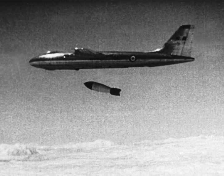 A Blue Danube Mark 1 bomb drops away from a Vickers Valiant B.1 bomber. Ministry of Defense