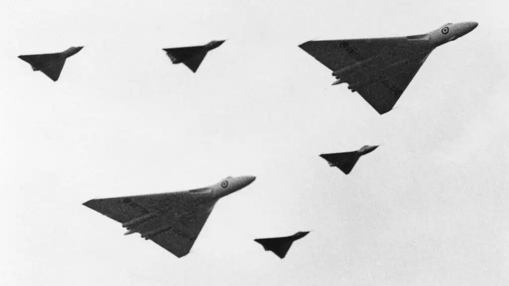 Avro 698 Vulcan VX777 and VX770 with 4 x Avro 707s on route to Farnborough 1953