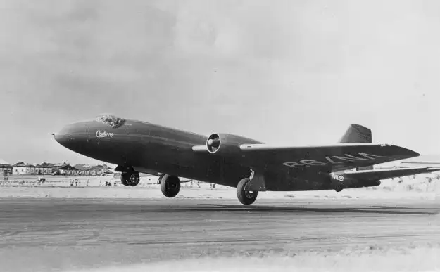 Canberra VN799 at Farnborough Air Show 1949. Note the squared off vertical fin. Ed Coates Collection