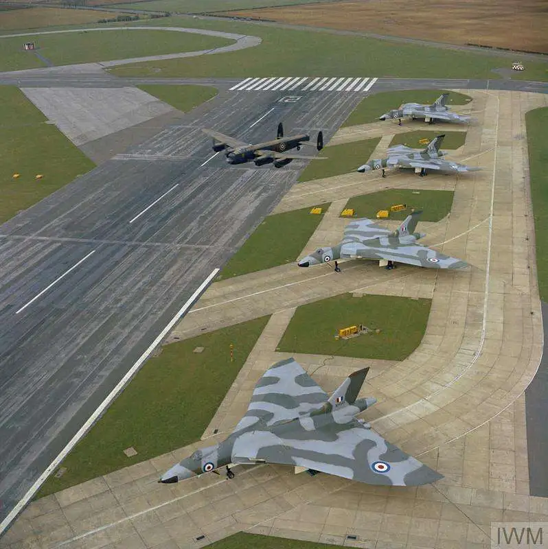 Vulcans at RAF Waddington © IWM RAF T 8296