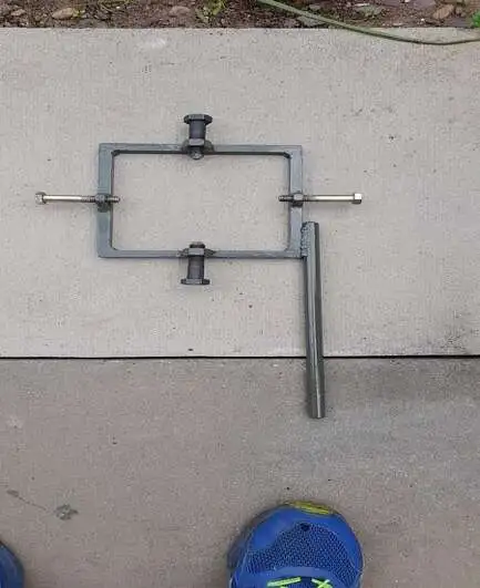 Special made tool for taking off the jack heads